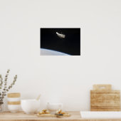 Das Hubble-Weltraumteleskop im Orbit über der Erde Poster (Küche)