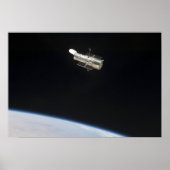 Das Hubble-Weltraumteleskop im Orbit über der Erde Poster (Vorne)