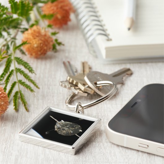 Das Hubble-Weltraumteleskop im Orbit über der Erde Schlüsselanhänger (Seite)