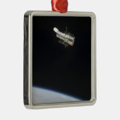 Das Hubble-Weltraumteleskop im Orbit über der Erde Silbernes Ornament (Rechts)