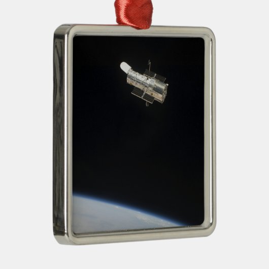 Das Hubble-Weltraumteleskop im Orbit über der Erde Silbernes Ornament (Rechts)