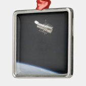Das Hubble-Weltraumteleskop im Orbit über der Erde Silbernes Ornament (Links)