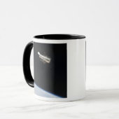 Das Hubble-Weltraumteleskop im Orbit über der Erde Tasse (Vorderseite Links)