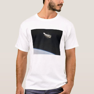Das Hubble Weltraumteleskop in der Bahn über Erde T-Shirt