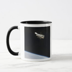 Das Hubble Weltraumteleskop in der Bahn über Erde Tasse