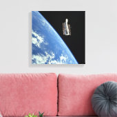 Das Hubble-Weltraumteleskop mit blauer Erde Leinwanddruck (Insitu (Wohnzimmer))
