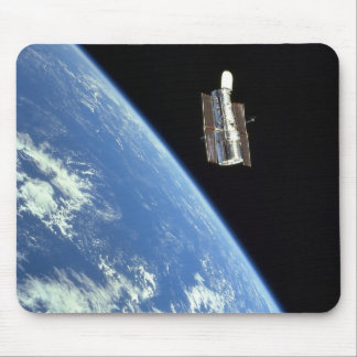 Das Hubble-Weltraumteleskop mit blauer Erde Mousepad