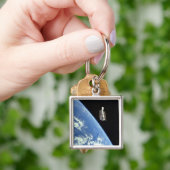 Das Hubble-Weltraumteleskop mit blauer Erde Schlüsselanhänger (Hand)