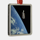 Das Hubble-Weltraumteleskop mit blauer Erde Silbernes Ornament (Rechts)