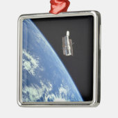 Das Hubble-Weltraumteleskop mit blauer Erde Silbernes Ornament (Links)