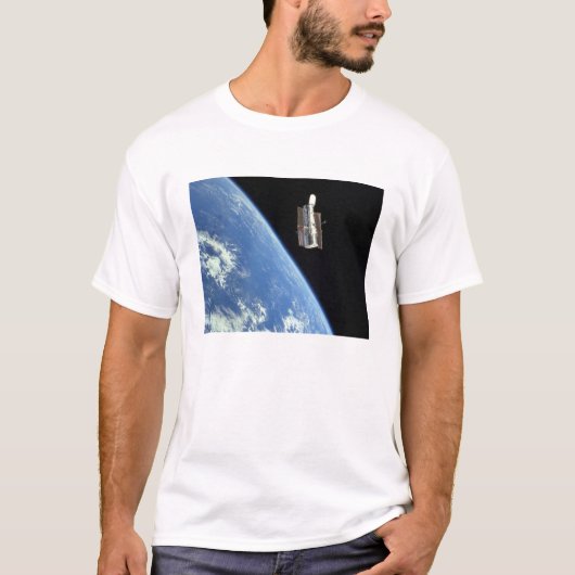 Das Hubble-Weltraumteleskop mit blauer Erde T-Shirt (Vorderseite)