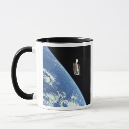 Das Hubble-Weltraumteleskop mit blauer Erde Tasse (Links)