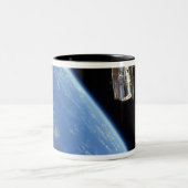 Das Hubble-Weltraumteleskop mit blauer Erde Zweifarbige Tasse (Mittel)
