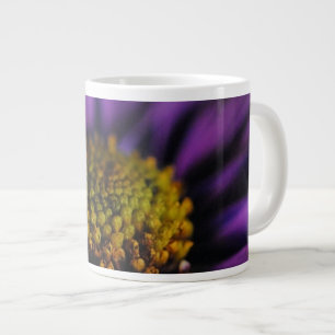 Das Innere einer violetten Flower Jumbo Coffee Mug Jumbo-Tasse