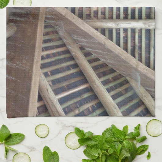 Das Innere eines Holzdaches Küchentuch (Gefaltet)