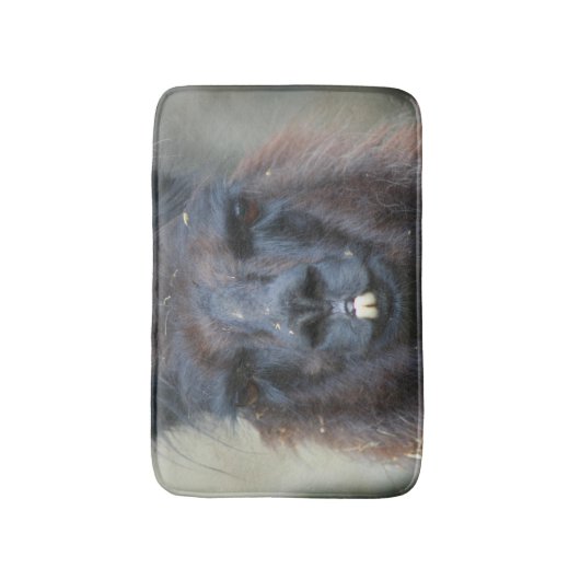 Das intensive Schwarze Lama-Gesicht Nah Badematte (Vorderseite Vertikal)