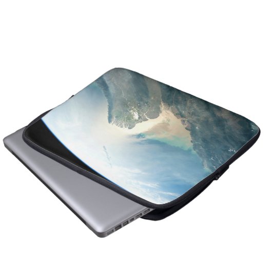 Das Irrawaddy River Delta in Birma (Myanmar). Laptopschutzhülle (Vorne Knopf)