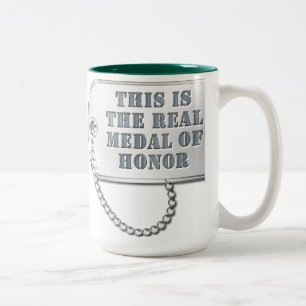 Das ist die Ehrenmedaille Zweifarbige Tasse