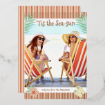 'Das ist die Sonne des tropischen Strandes Sommerf Folien Feiertagskarte<br><div class="desc">"Die Sea-sun Tropical Beach Sommer Weihnachtskarten Foil Holiday Cards bieten Ihr Lieblings-Foto inmitten eines lustigen Strandthemas mit Flip Flops, Palm-Blätter und Blume mit einem etwas Retro-Vintagen Ambiente mit echten Folienakzenten. Personalisieren Sie die lustige moderne handgeschriebene Schrift-Typografie, indem Sie den Text in der dafür vorgesehenen Textbox bearbeiten. FOTO TIPP: Zentrieren Sie...</div>
