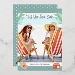 'Das ist die Sonne des tropischen Strandes Sommerf Folien Feiertagskarte<br><div class="desc">"Die Sea-sun Tropical Beach Sommer Weihnachtskarten Foil Holiday Cards bieten Ihr Lieblings-Foto inmitten eines lustigen Strandthemas mit Flip Flops, Palm-Blätter und Blume mit einem etwas Retro-Vintagen Ambiente mit echten Folienakzenten. Personalisieren Sie die lustige moderne handgeschriebene Schrift-Typografie, indem Sie den Text in der dafür vorgesehenen Textbox bearbeiten. Designed by ©2023 Evco...</div>