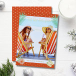 'Das ist die Sonne des tropischen Strandes Sommerf Folien Feiertagskarte<br><div class="desc">"Die Sea-sun Tropical Beach Sommer Weihnachtskarten Foil Holiday Cards bieten Ihr Lieblings-Foto inmitten eines lustigen Strandthemas mit Flip Flops, Palm-Blätter und Blume mit einem etwas Retro-Vintagen Ambiente mit echten Folienakzenten. Personalisieren Sie die lustige moderne handgeschriebene Schrift-Typografie, indem Sie den Text in der dafür vorgesehenen Textbox bearbeiten. FOTO TIPP: Zentrieren Sie...</div>