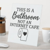 Das ist ein Badezimmer, kein Internetcafé. Sockelschild (In Situ)