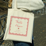 Das ist ein italienischeres Begrüßungsgetränk Tragetasche<br><div class="desc">Genießen Sie eine Touch italienischer Romantik mit unseren schicken "That's Amore"-Tasche,  exklusiv auf Zazzle. Dieses Design besticht durch eine nostalgische,  rot-weiß karierte Grenze,  gepaart mit einem skurrilen Herzdesign an der Vorderseite,  das die Essenz von Liebe und Charme einfängt.</div>
