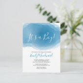 Das ist ein Junge! Blue Watercolor Baby Dusche Einladungspostkarte (Stehend Vorderseite)