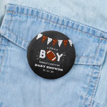 Das ist ein Junge! Fußball-Kinderdusche<br><div class="desc">Diese Knöpfe sind perfekt für jeden,  der dieses Jahr eine Babydusche hat. Dieses Design lässt sich leicht mit Ihrer speziellen Veranstaltungssprache personalisieren und Ihre Gäste werden begeistert sein,  wenn sie diese fantastischen Party-Buttons sehen. Matching-Elemente finden Sie in der Auflistung.</div>