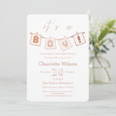 Das ist ein Junge! Niedlich Brown Gingham Baby Dus Einladung (Stehend Vorderseite)