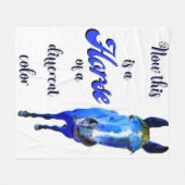 Das ist ein Pferd mit einer anderen Farbe in Blau Fleecedecke (Vorderseite (Horizontal))