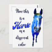 Das ist ein Pferd mit einer anderen Farbe in Blau Postkarte (Vorne/Hinten)