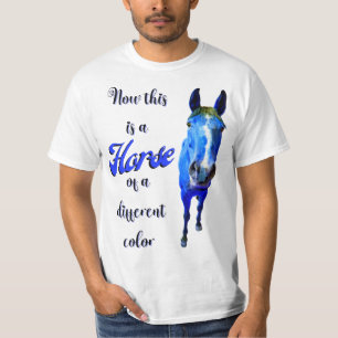 Das ist ein Pferd mit einer anderen Farbe in Blau T-Shirt