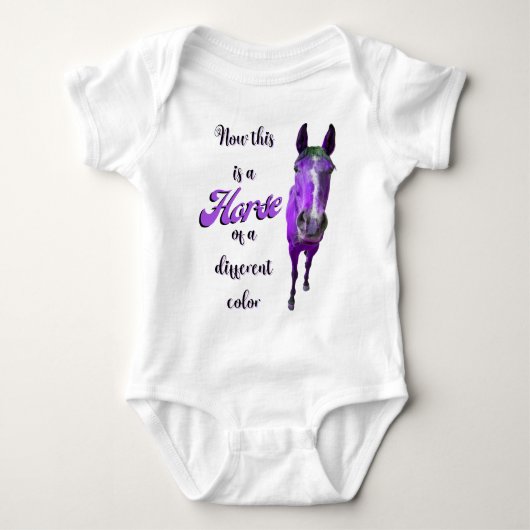 Das ist ein Pferd mit einer anderen Farbe Lila Baby Strampler (Vorderseite)