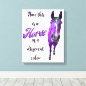 Das ist ein Pferd mit einer anderen Farbe Lila Leinwanddruck (Insitu (Holzboden))