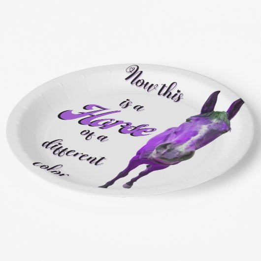 Das ist ein Pferd mit einer anderen Farbe Lila Pappteller (Schrägansicht)