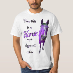 Das ist ein Pferd mit einer anderen Farbe Lila T-Shirt