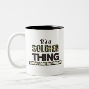 Das ist eine Soldatin, die man nicht verstehen wür Zweifarbige Tasse