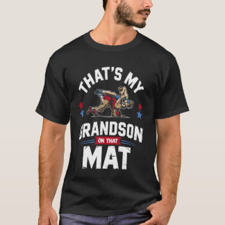 Das ist mein Enkel auf der Matte, wie er mit Oma r T-Shirt
