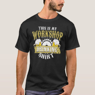 Das ist mein Workshop, der Job Woodwoker trinkt T-Shirt