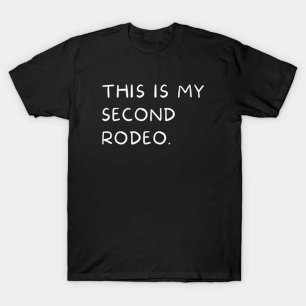 "Das ist mein zweites Rodeo", in schlichten weißen T-Shirt