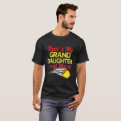 Das ist meine Enkelin da draußen Softball Grandpar T-Shirt (Vorne ganz)