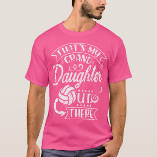 Das ist meine Enkelin da draußen Volleyball Grand T-Shirt