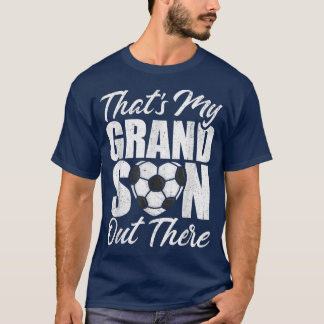 Das ist meine Grandson da draußen Fußball-Herz-Oma T-Shirt