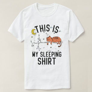 Das ist meine schlafende Shirt Katze, die auf Bäum