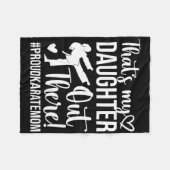 Das ist meine Tochter Proud Karate Mama Karate Mot Fleecedecke (Vorderseite (Horizontal))