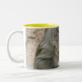 Das ist meins! ... Wild Thai Macaque Monkey Zweifarbige Tasse (Links)