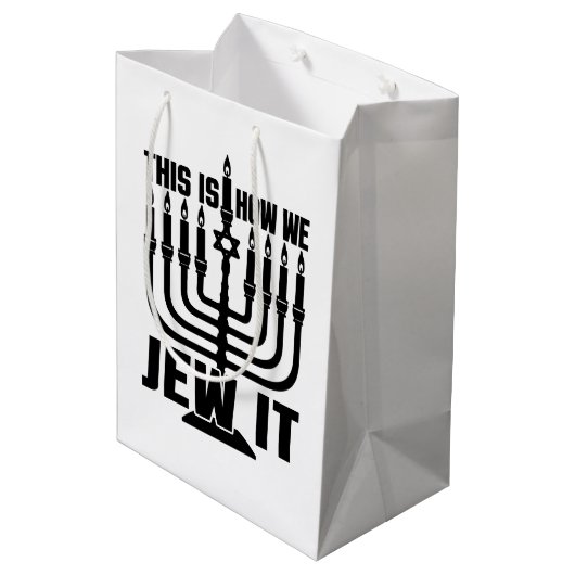 Das ist, wie wir es jüdisch, Menorah jüdisches Wei Mittlere Geschenktüte (Rückseite Schrägansicht)