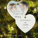 Das Jahr, in dem wir das Verheiratete Foto-Overlay Keramik Ornament<br><div class="desc">Das Jahr,  in dem wir Verheiratet Foto Overlay Got haben. Ein schöner Sake mit Ihrem Foto,  und Jahr,  mit Ihren Namen auf der Rückseite zu gedenken,  diese besondere Zeit.Verheiratet ist in einem Set modernen Drehbuch. Personalisieren Sie die Erholung des Textes nach Bedarf.</div>