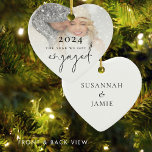 Das Jahr, in dem wir das Verlobte Foto-Overlay Got Keramik Ornament<br><div class="desc">Das Jahr,  in dem wir Verlobt Foto Overlay Got haben. Ein schöner Sake mit Ihrem Foto,  und Jahr,  mit Ihren Namen auf der Rückseite,  um diese besondere Zeit zu gedenken. Verlobt ist in einem Set moderne Schrift. Personalisieren Sie die Erholung des Textes nach Bedarf.</div>